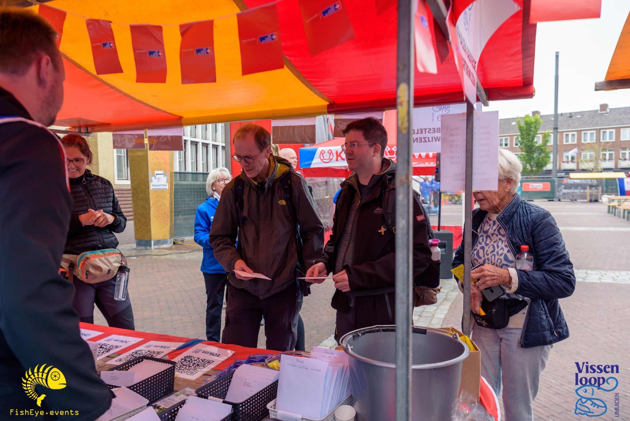 Deelnemers Vissenloop ontvangen startbewijs en route